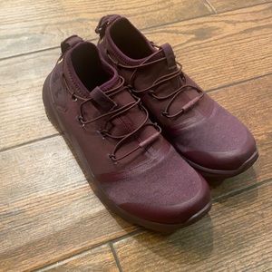 New in box! Under Armor men’s size 7Y Drift 2x maroon sneakers